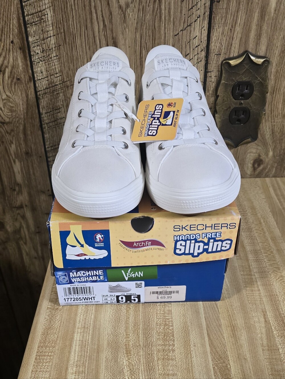 Skechers Womens 9.5 White Slip-In Sneakers - Hands FreeNWT